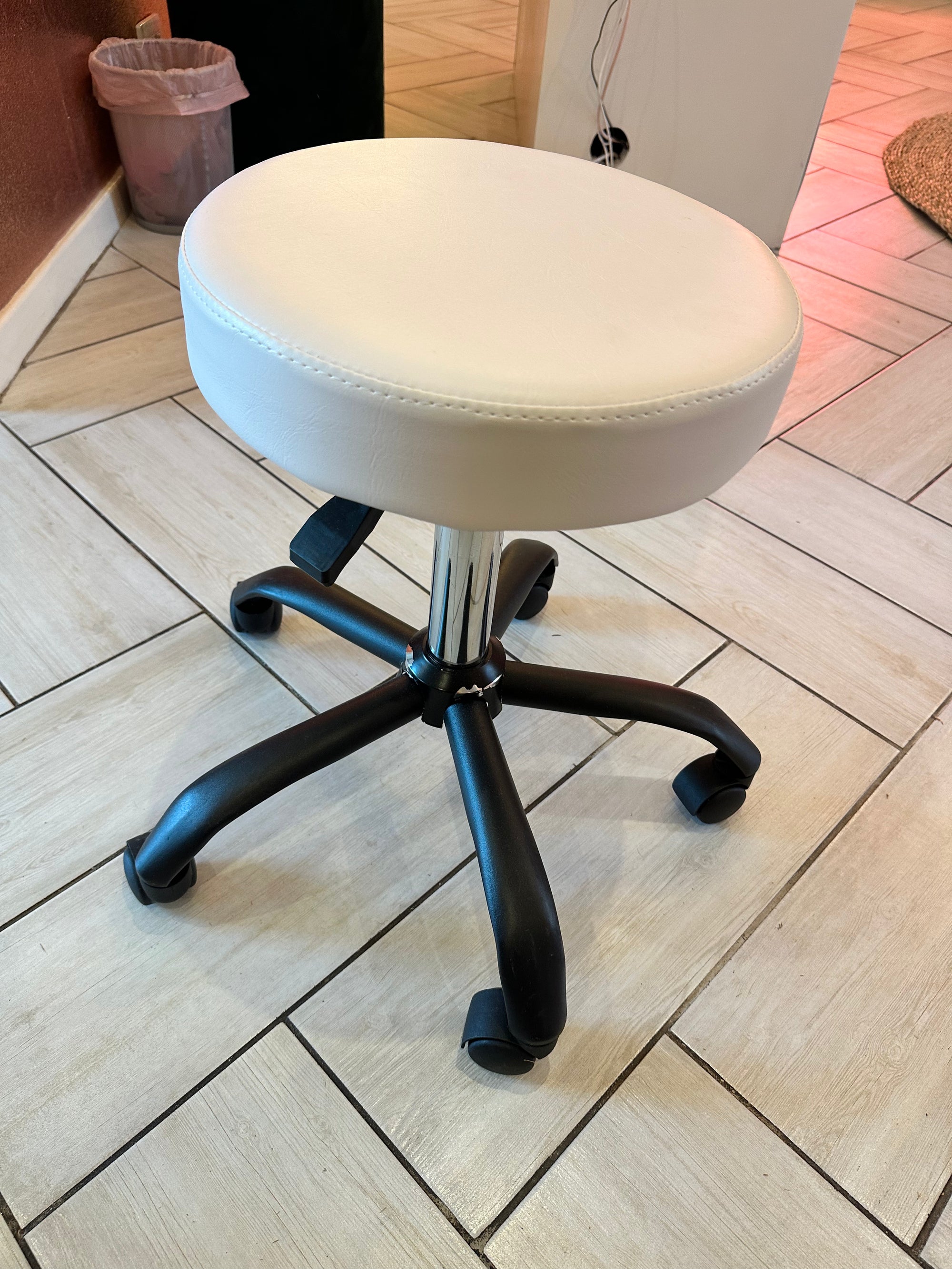 Demo stool - white (collection only)