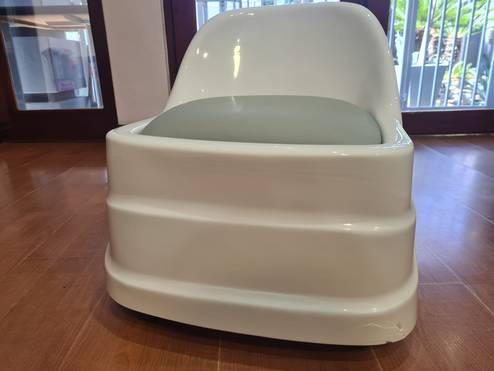 Pedi stool - DEMO (slight crack)